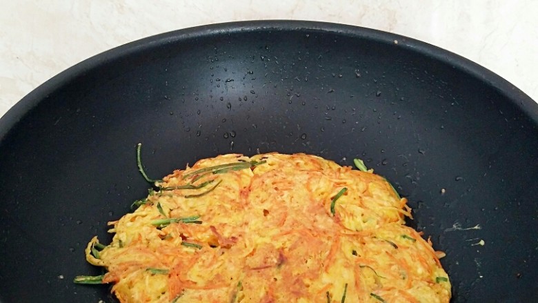 黄金田园菜饼,煎至金黄色,翻面在继续。