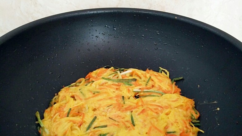 黄金田园菜饼,闷煎至熟透,大约5分钟左右,熟透即可出锅。