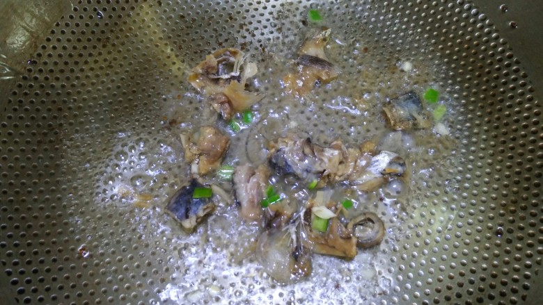 鱼香茄子煲,把锅内大部分的油倒出,留适量的油,重新转为中火,把咸鱼煎香