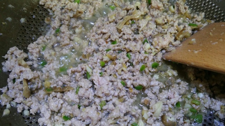 鱼香茄子煲,加入腌制好的绞肉,快速炒散
