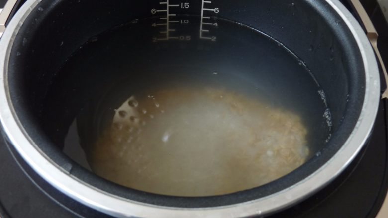 瑶柱蔬菜杂粮粥,
取一锅,倒下杂粮类