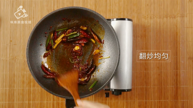 简单易做的啤酒烧虾尾,父亲节的最佳下酒菜,翻炒均匀