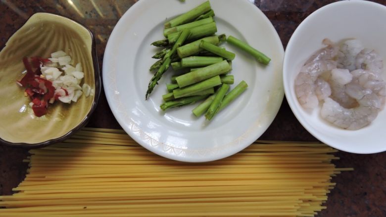 芦笋鲜虾义大利面,食材