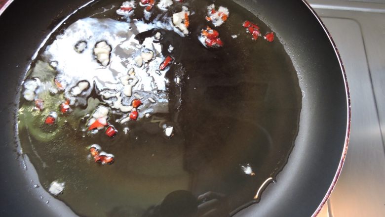 芦笋鲜虾义大利面,水煮至沸腾,锅内下一大匙盐,下义大利面,
煮约半熟时...
--
锅内下二大匙橄榄油,蒜末<a style='color:red;display:inline-block;' href='/shicai/ 62'>辣椒</a>,煸出香味,