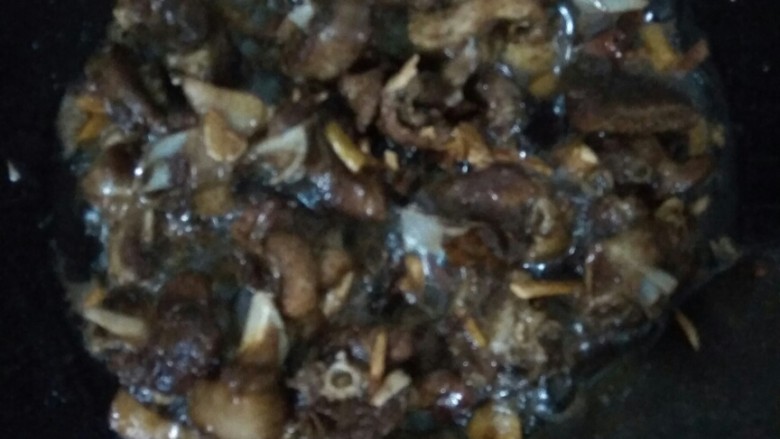 干爆鸭,炒了几分钟后放入姜蒜一起炒，不怕姜蒜炒不出味道，晚点放是怕会糊，所以后发也一样，小火炒几分钟后，颜色开始变了，要注意翻炒，不然会糊，然后放入适量盐，加点<a style='color:red;display:inline-block;' href='/shicai/ 692'>酱油</a>，颜色就很好看啦。