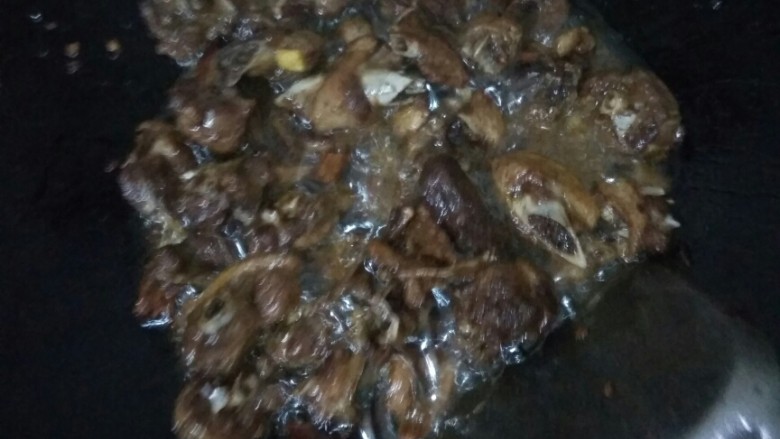 干爆鸭,将鸭肉放入辣椒一起炒，不要太大火，中火，以免糊锅。