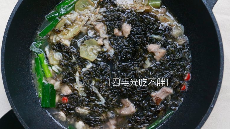 海蛎紫菜煲,加一碗水,放入紫菜爆香的姜片和虾皮,自己腌制好的瘦肉,翻一下。关火,放入砂锅小火焖15分钟左右。多看一下,水刚好收汁即可。(如果没有砂锅,就