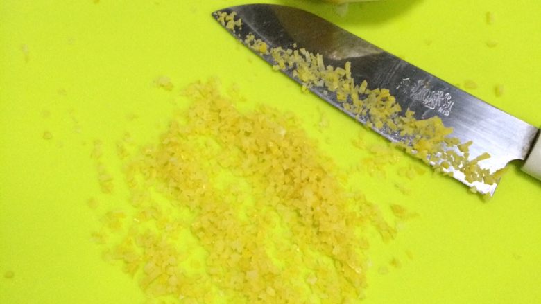 柠檬饼干,把柠檬用盐搓洗干净,把皮削下来,皮内白色的部分去掉,只留黄色皮的部分切成屑。