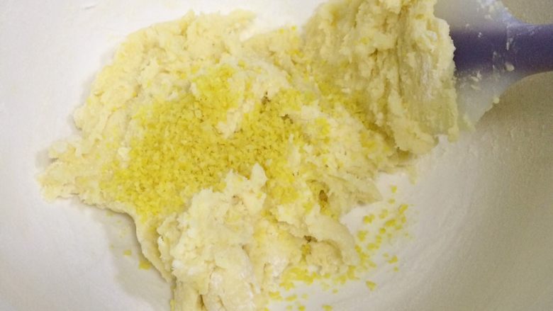 柠檬饼干,用刮刀稍微翻拌几下,继续加入柠檬皮屑翻拌。