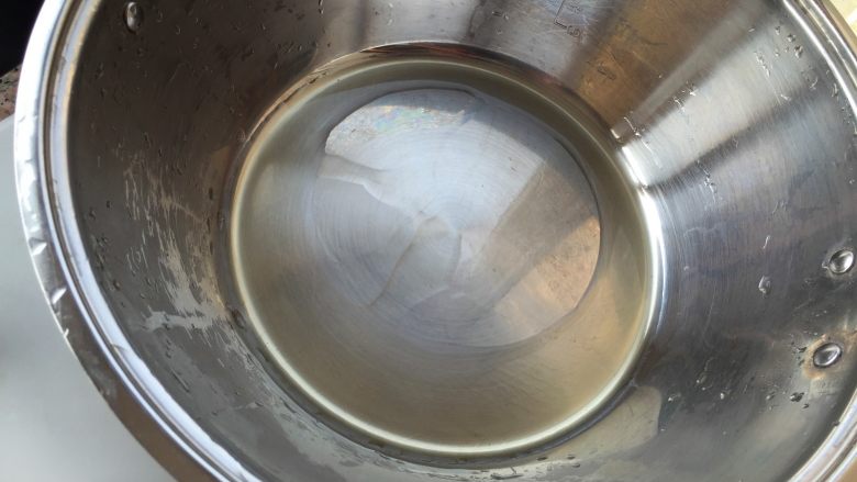 红烧冬瓜,3、炒锅加入食用油。