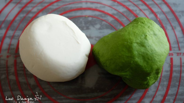 翡翠白玉饺子,揉成一个绿面团,
包上保鲜膜或者保鲜袋,
醒发20分钟。