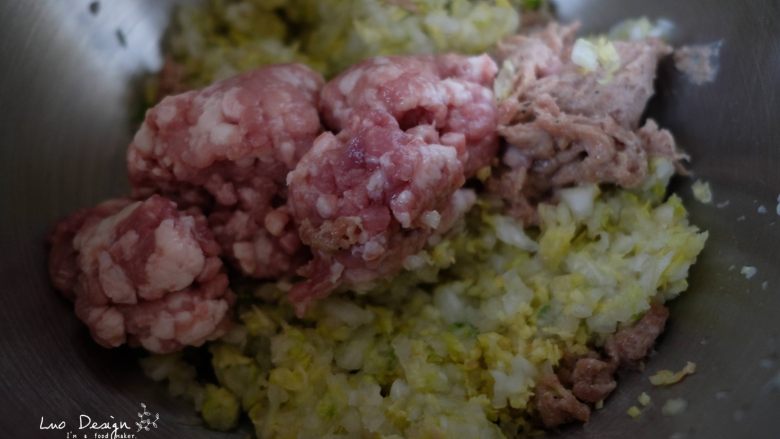 翡翠白玉饺子,然后加入<a style='color:red;display:inline-block;' href='/shicai/ 5353'>肉馅</a>,
盐、味精、料酒、姜末、花生油搅拌均匀。
花生油少许就好,
会增加馅儿的风味。