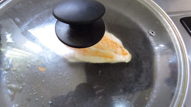 嫩鸡鲜蔬三明治,利用锅内剩余的油,盖上锅盖
闷煎鸡胸肉,双面煎至微焦
用筷子插肉测试有无血水
溢出,如果没有,起锅,切片