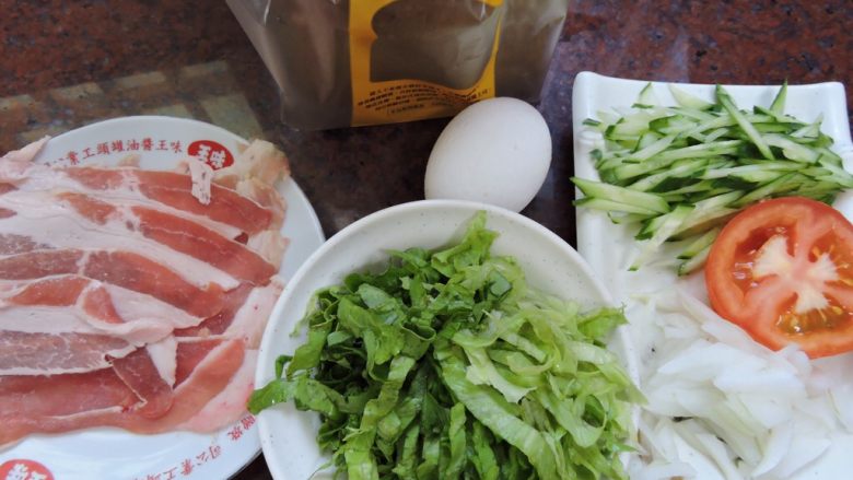 鲜蔬猪肉三明治,食材/先把洋葱,小黄瓜,蕃茄,莴苣切成细丝