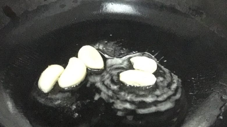 爆炒苕尖,锅里下入大蒜,生姜,炒出香味
