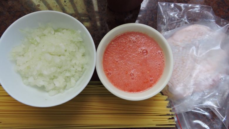 烤鸡罗勒义大利面,--
洋葱,蒜头,切细(我洋葱用一颗,蒜头用一颗
比例是9/1,拉蒜头一点点味道),一颗牛蕃茄
直接打成汁。
--
水加一匙盐,水沸腾后,煮义大面,等待期间....。
