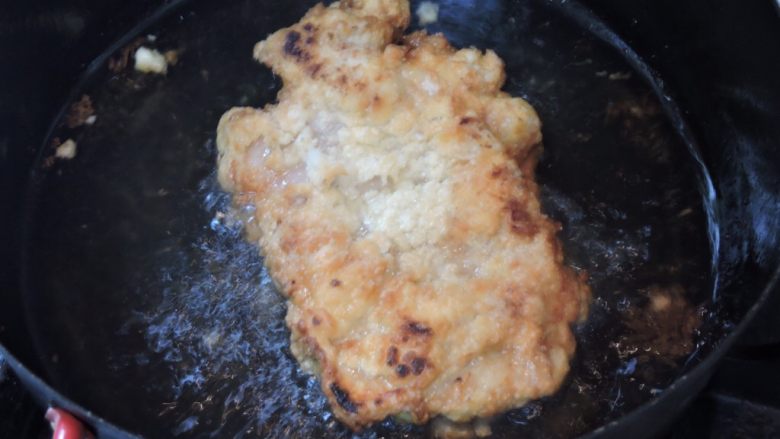 台式炸鸡腿饭,油锅热后,鸡肉面朝下,炸约4~6分钟
翻面再炸,4~5分钟,起锅油沥干,洒上
些胡椒盐,备料。
--
锅内下一匙油,红萝卜丝下锅稍微拌炒,
加入高丽菜叶,拌炒均匀后,加入些许水
盖上锅盖闷煮,4~5分钟,起锅前洒些盐,
调味。
--
白饭盛盘,鸡腿切块,南瓜,高丽菜,逐一
摆盘