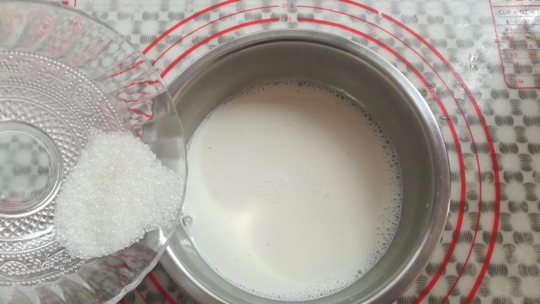 迷茫蛋挞,牛奶里加入30克糖搅拌均匀(如果是纯牛奶可以多加一些糖)