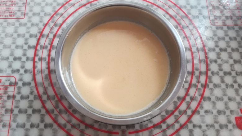 迷茫蛋挞,过筛好的蛋挞水静置5-10分钟