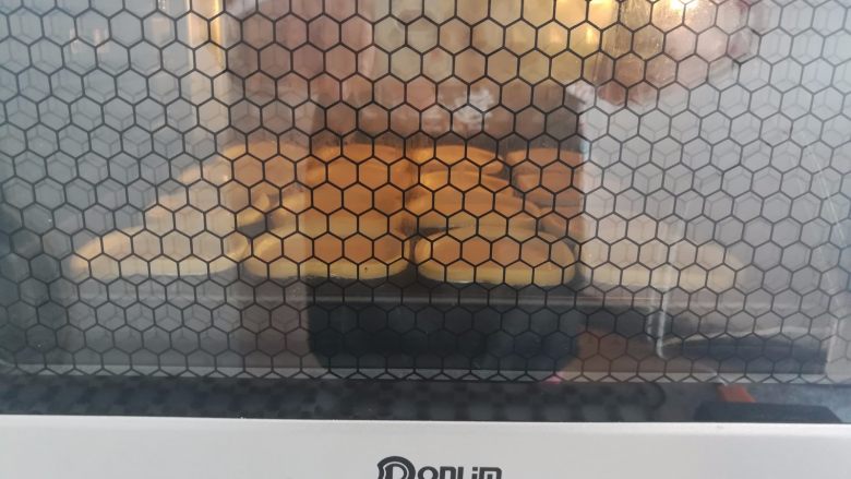 迷茫蛋挞,烤箱上火190度,下火200度烤25分钟