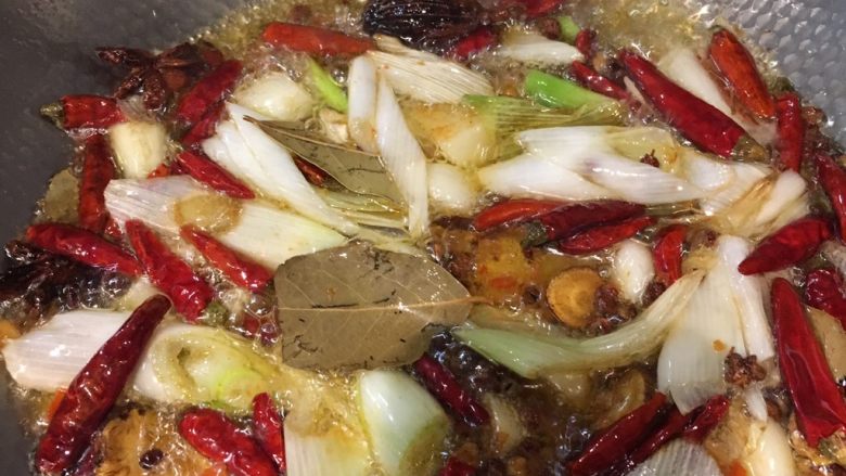 花花版油焖虾,香料炒的差不多了放<a style='color:red;display:inline-block;' href='/shicai/ 705'>豆瓣酱</a>继续炒
