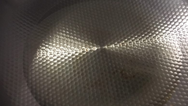 花花版油焖虾,锅里放油,因为虾比较多所以放的油也比较多,个人认为做虾比平时炒菜放的油多一些