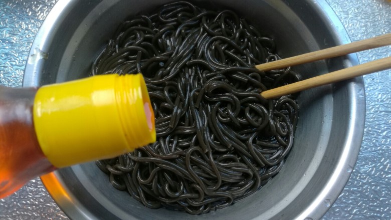 酸辣蕨根粉,加入<a style='color:red;display:inline-block;' href='/shicai/ 852'>辣椒油</a>适量,根据自家人口味。