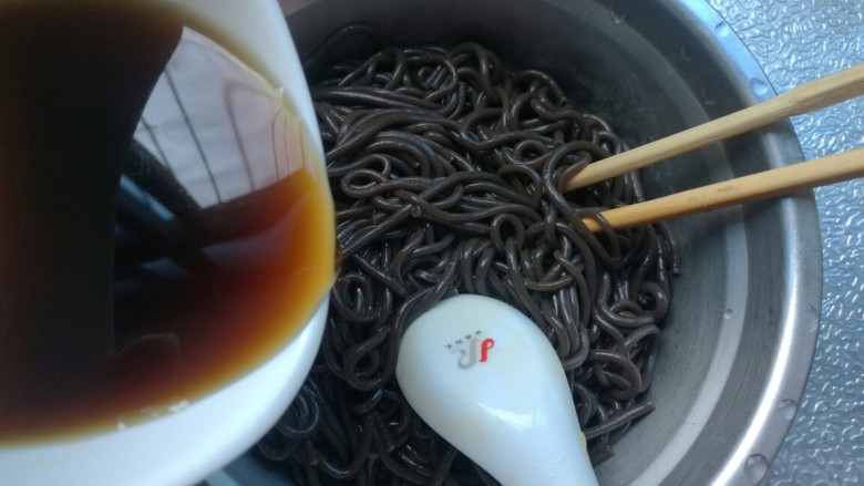 酸辣蕨根粉,蕨根粉控净水分,倒进调好的汁搅拌均匀。