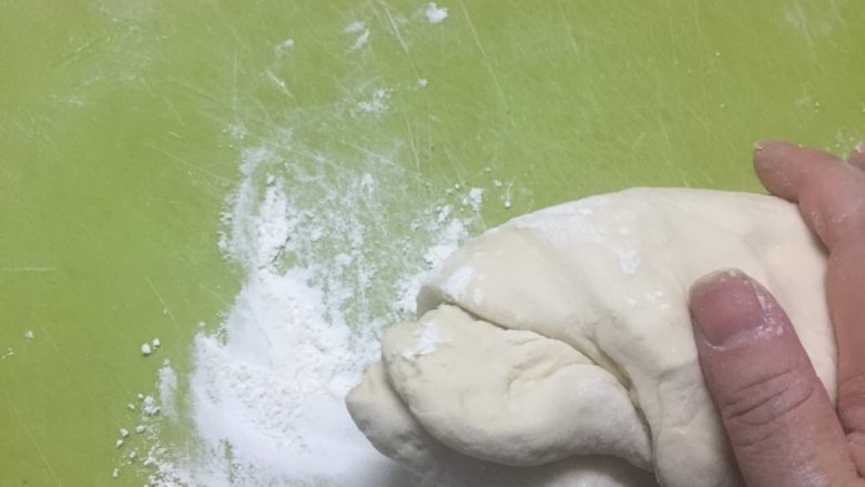 香菇素菜包,另加面粉若干(25g),揉至面团切开无空洞。