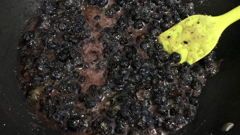 自制蓝莓酱,中火,边拌边压,把蓝莓压烂就行,如果喜欢细的可以用料理机打碎,个人喜欢有颗粒感的,所以只是压烂而已。