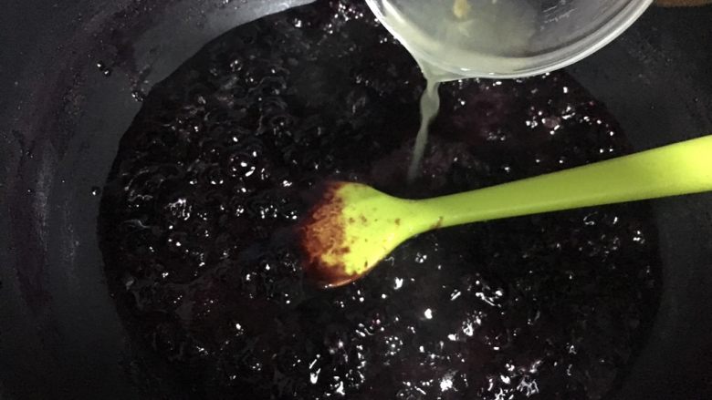 自制蓝莓酱,倒入柠檬汁,继续翻炒。