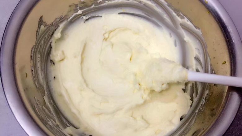 檸檬奶酪磅蛋糕,制作檸檬奶酪:奶油奶酪加入砂糖攪拌混合 加入檸檬皮屑拌勻