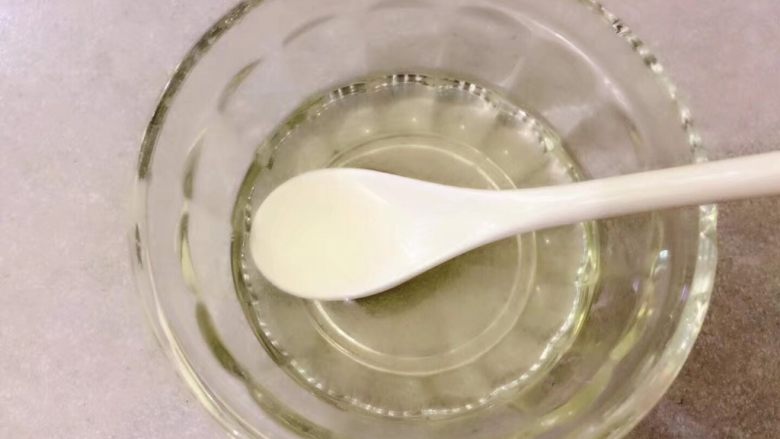 檸檬奶酪磅蛋糕,制作糖水:將檸檬糖漿(上面蜜漬檸檬片裡的糖漿)加入食用水拌勻即可