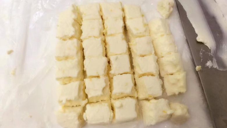檸檬奶酪磅蛋糕,將冷藏的檸檬奶酪從冰箱取出切成約1x1cm大小的方塊