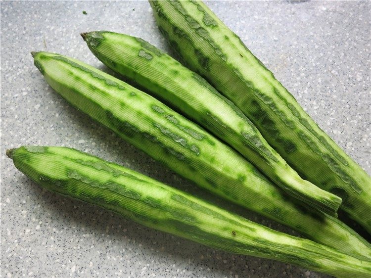荤素妙搭丝瓜炒虾这样吃好美味,丝瓜洗净刮去皮