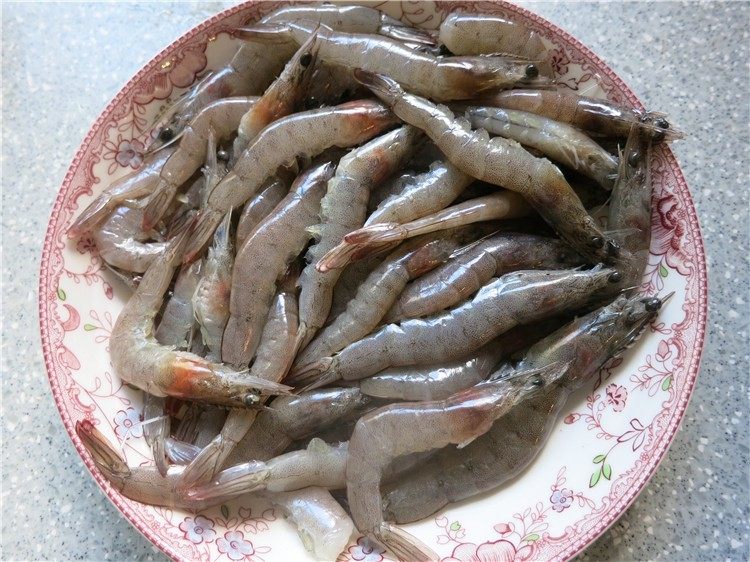 荤素妙搭丝瓜炒虾这样吃好美味,<a style='color:red;display:inline-block;' href='/shicai/ 294'>海虾</a>洗净将虾须剪去