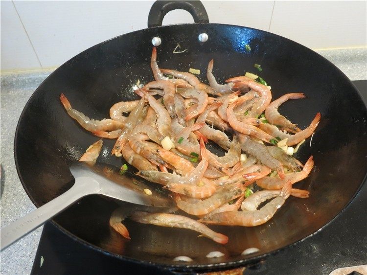 荤素妙搭丝瓜炒虾这样吃好美味,翻炒至虾变色