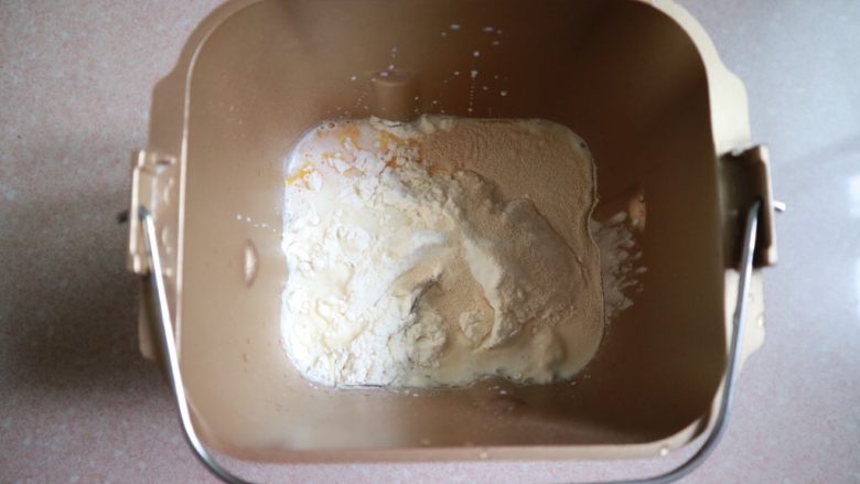 鲤鱼旗奶香小面包,先将除开<a style='color:red;display:inline-block;' href='/shicai/ 887'>黄油</a>、<a style='color:red;display:inline-block;' href='/shicai/ 920'>可可粉</a>、红曲粉、抹茶粉的材料揉成光滑的面团，再加入<a style='color:red;display:inline-block;' href='/shicai/ 887'>黄油</a>揉至扩展阶段即可。