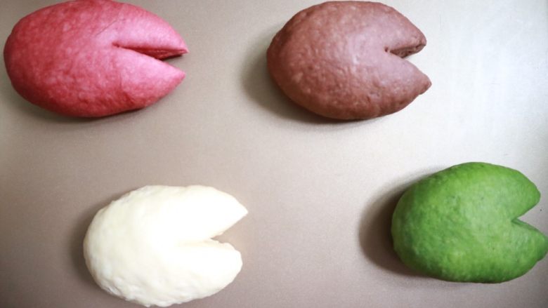 鲤鱼旗奶香小面包,用刮板在尾部2/5的位置切开