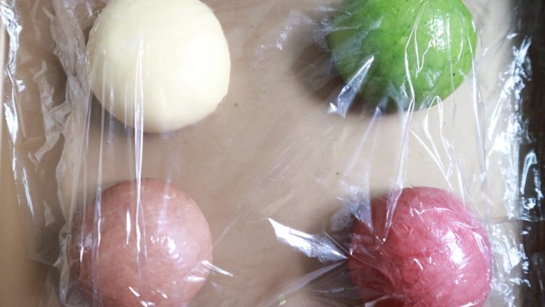 鲤鱼旗奶香小面包,盖上保鲜膜，一次发酵至两倍大