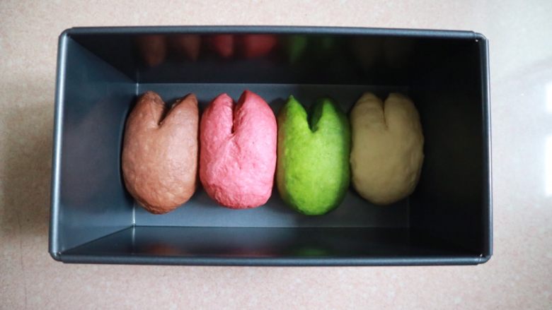 鲤鱼旗奶香小面包,将面团摆入模具中