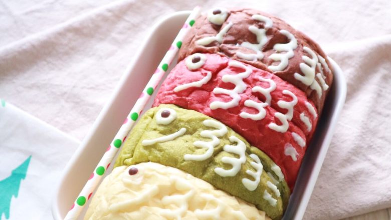 鲤鱼旗奶香小面包,然后用白巧画出花纹，用吸管作为旗杆