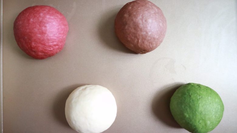 鲤鱼旗奶香小面包,面团排气，重新滚圆