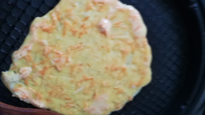 宝宝辅食:红萝卜鸡蛋饼,饼铛预热,滴入几滴油,倒入面糊,用铲子抹平!