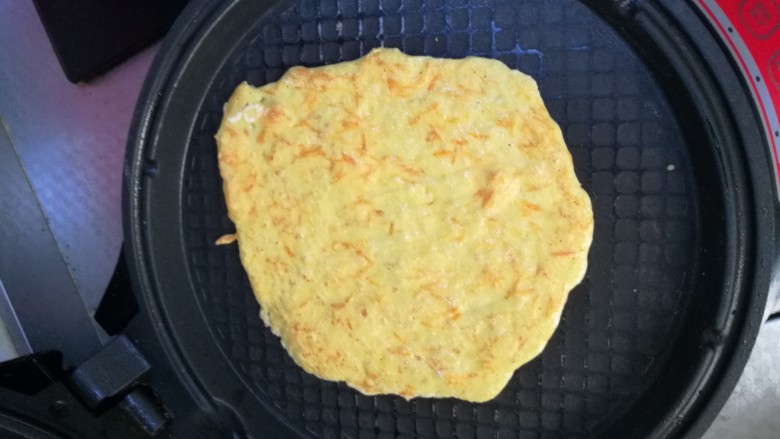 宝宝辅食:红萝卜鸡蛋饼,两面煎至金黄色时,就快好了!