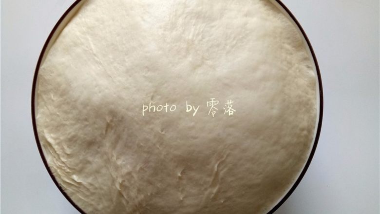 虾仁披萨,面团发酵完毕,取出;