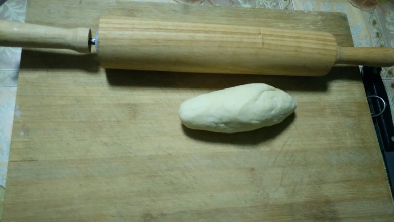 青椒肉丝夹馍,用刀切小段,用擀面杖撵成长型