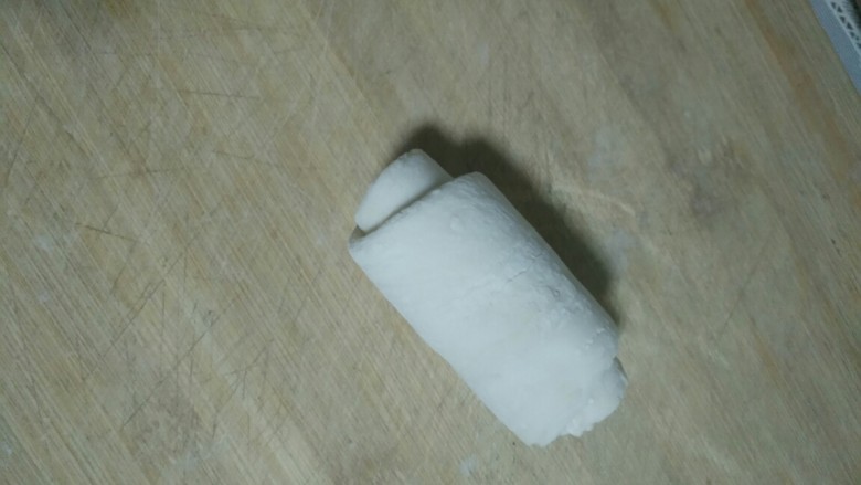 青椒肉丝夹馍,卷好以后,竖起来,用掌心按下去