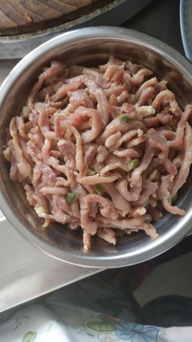 青椒肉丝夹馍,肉丝提前放点葱花在油锅炒一下(肉丝一定要加以上佐料腌制一下,下锅炒,那样会比较嫩)