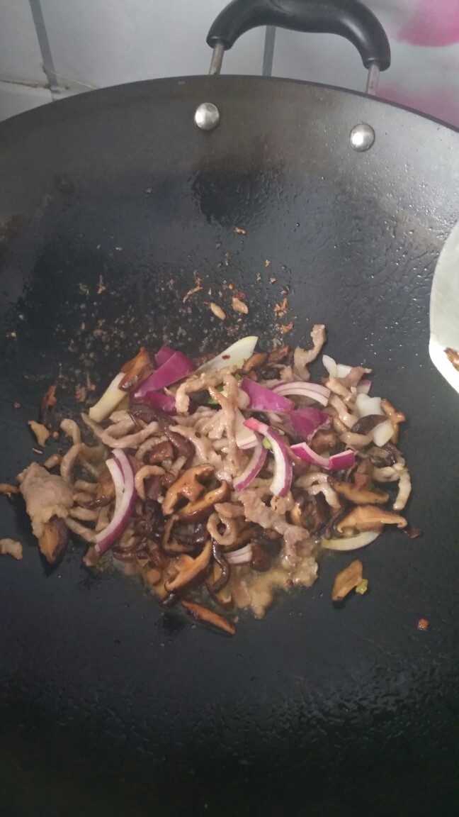 青椒肉丝夹馍,加点洋葱丝,起到色,香